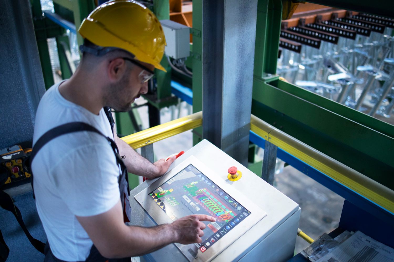 Akıllı fabrikaların en önemli unsurlarından biri HMI Panellerdir.